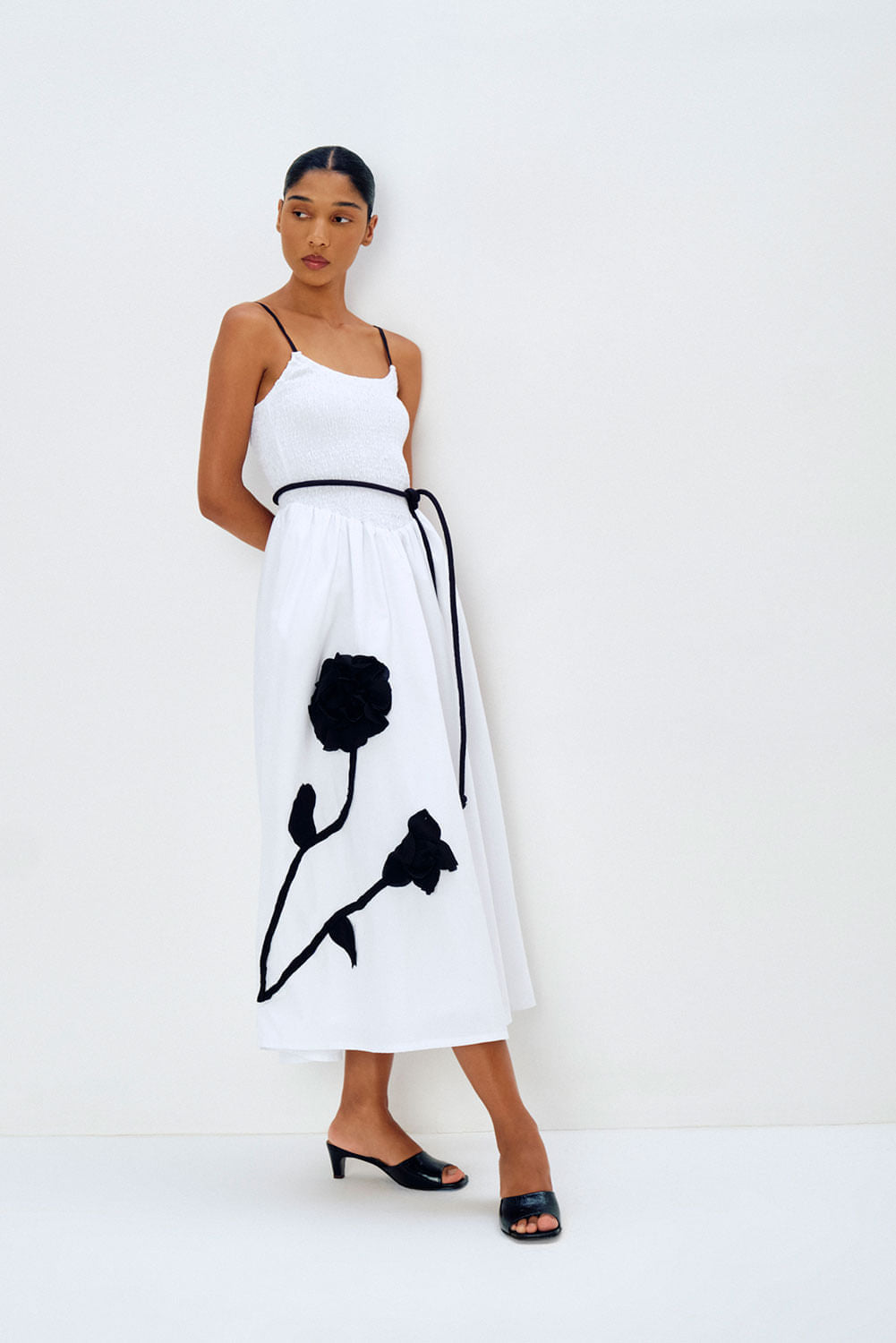 VESTIDO ROBERTA FLORA BORDADO