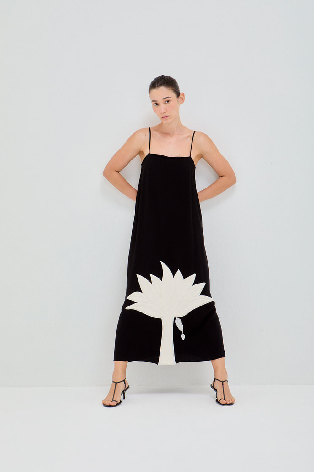 VESTIDO RETO BANANEIRA BORDADO